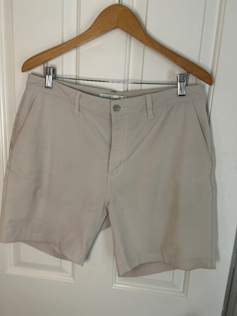 Beige Criquet Anytime Shorts in a size 34 featuring a flat front 7 inch